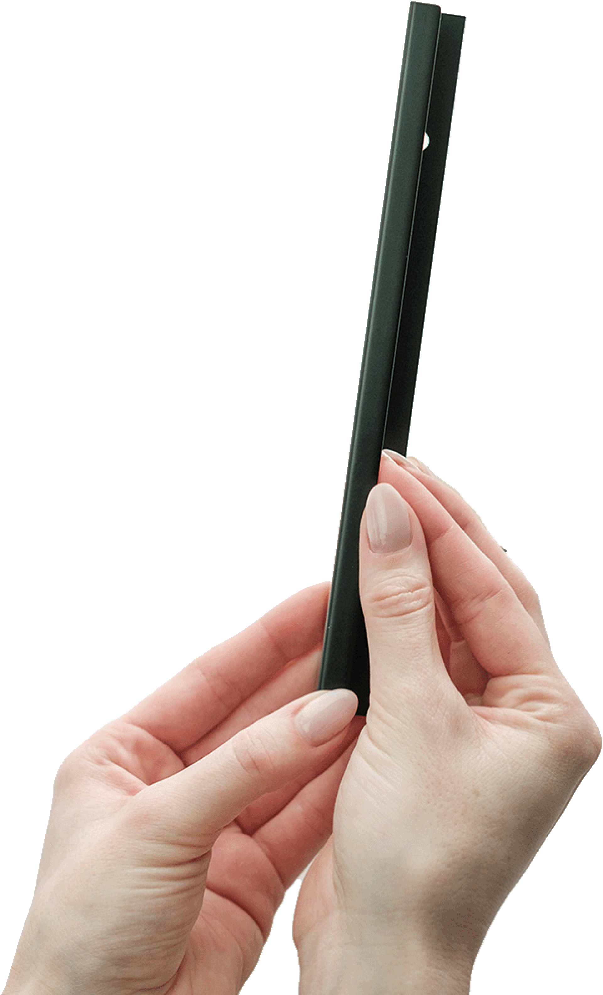 Pure handgreep in zwart die wordt vastgehouden door 2 handen. 20 cm lengte, mat zwart. Van uit de boetiek van Maatkasten Online