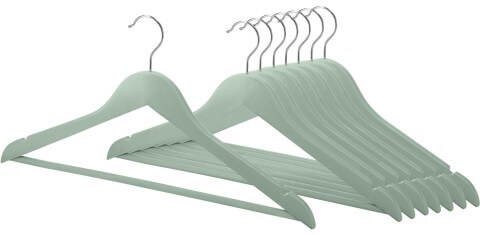 Kleerhanger in de kleur Industrial Green in duurzaam hardhout, groep van 20 kapstokken met voorste hanger van de groep uitgelicht. 44,5 cm breed, 12 cm lang, 21 cm hoog. Uit de boetiek van Maatkasten Online.