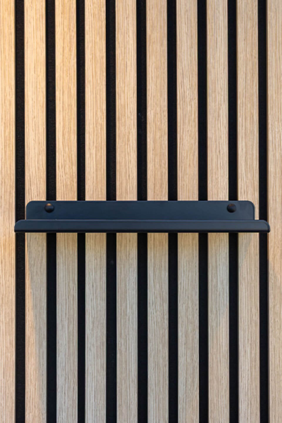 Vooraanzicht van een medium wandplank op akoestische wandpanelen. Verkrijgbaar in de Maatkasten Online boetiek.