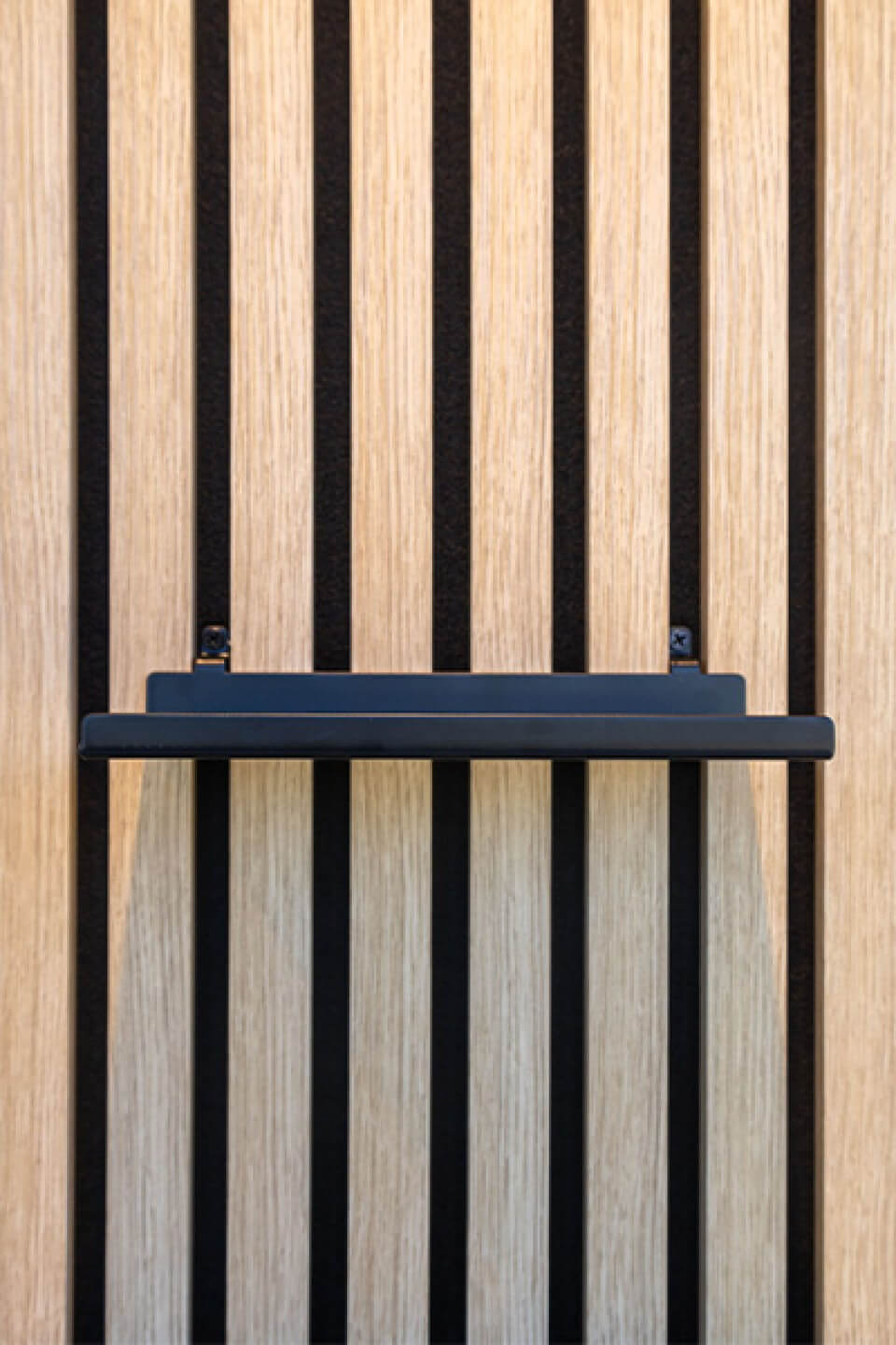 Vooraanzicht van een small wandplank op akoestische wandpanelen. Verkrijgbaar in de Maatkasten Online boetiek.