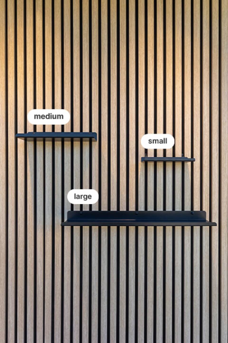Vooraanzicht van small, medium en large wandplanken op akoestische wandpanelen. Verkrijgbaar in de Maatkasten Online boetiek.