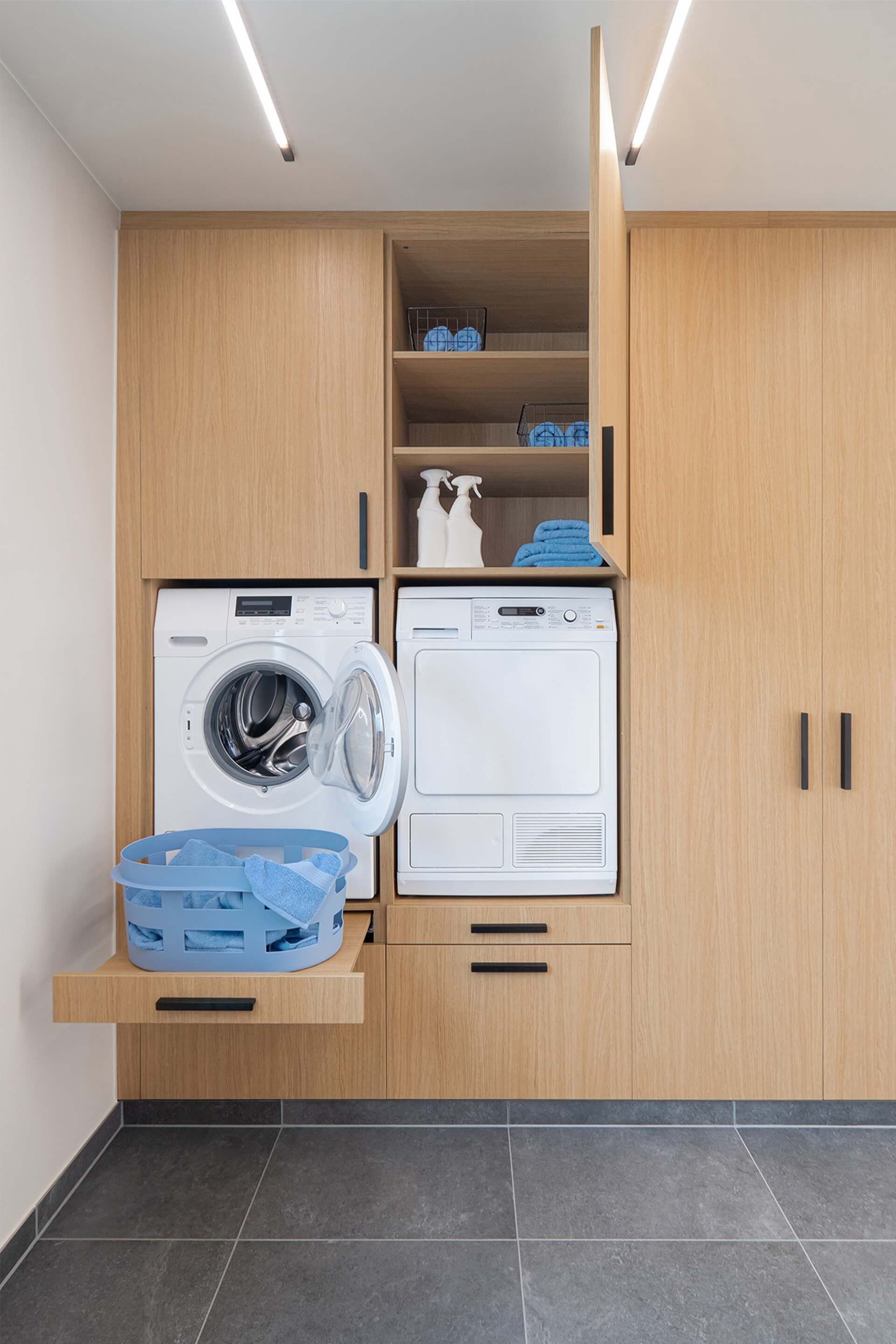 Meuble de buanderie sur mesure en Essential Oak Naturel avec Bar poignées noires.