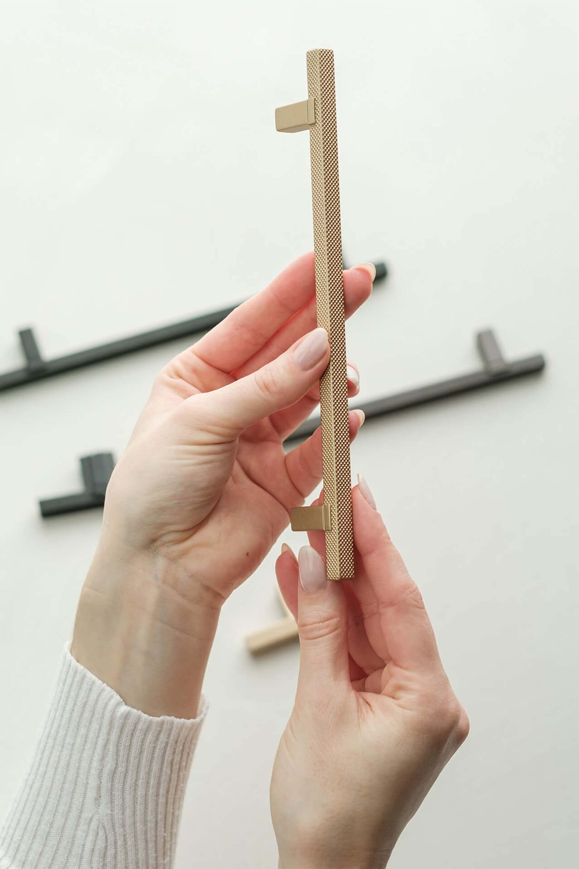 Diamond messing handgreep die wordt vastgehouden door 2 handen. Lengte van 21cm, diamond cut structuur. Van uit de boetiek van Maatkasten Online