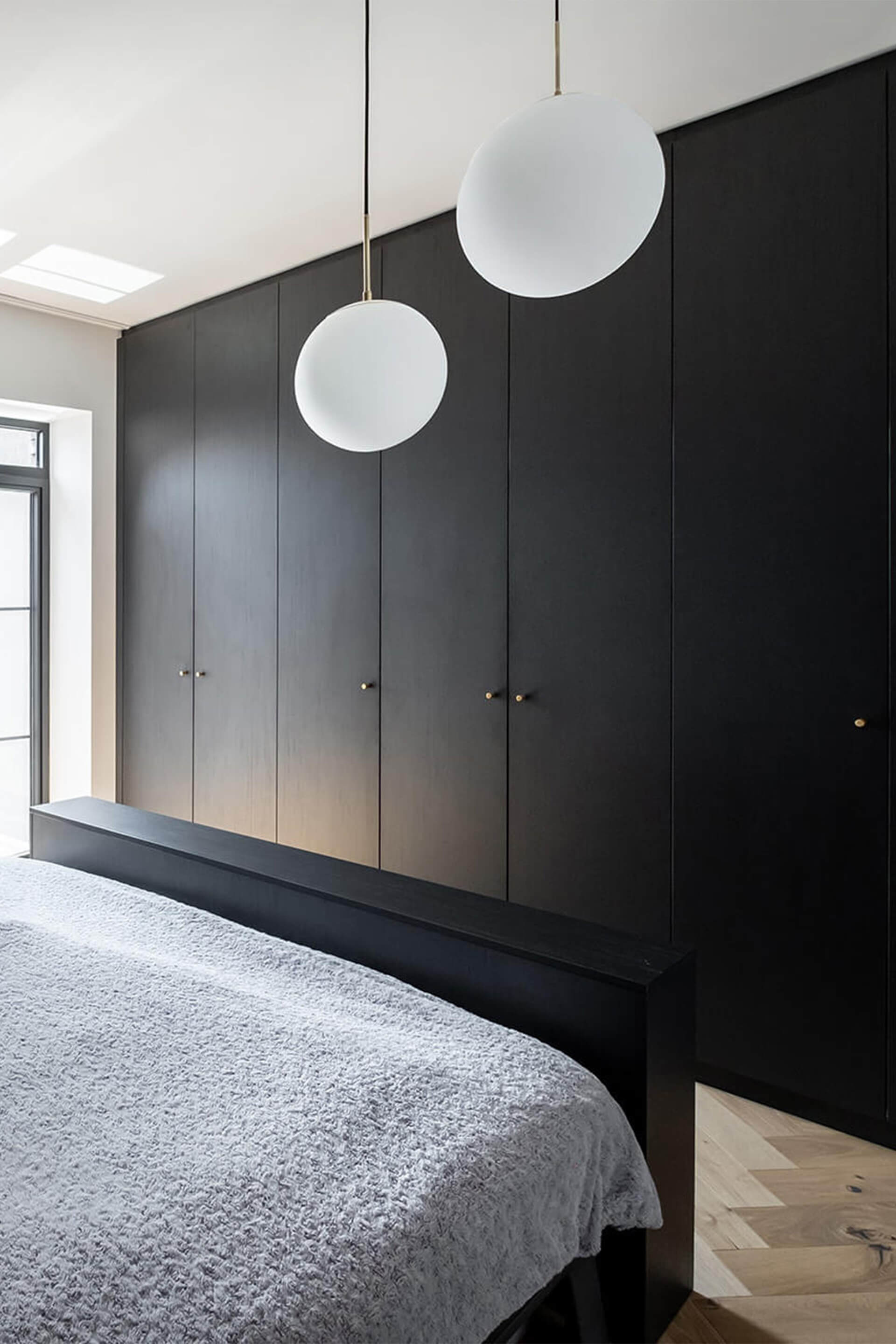 Chambre avec dressing sur mesure en noir élégant avec poignées Monument en laiton.