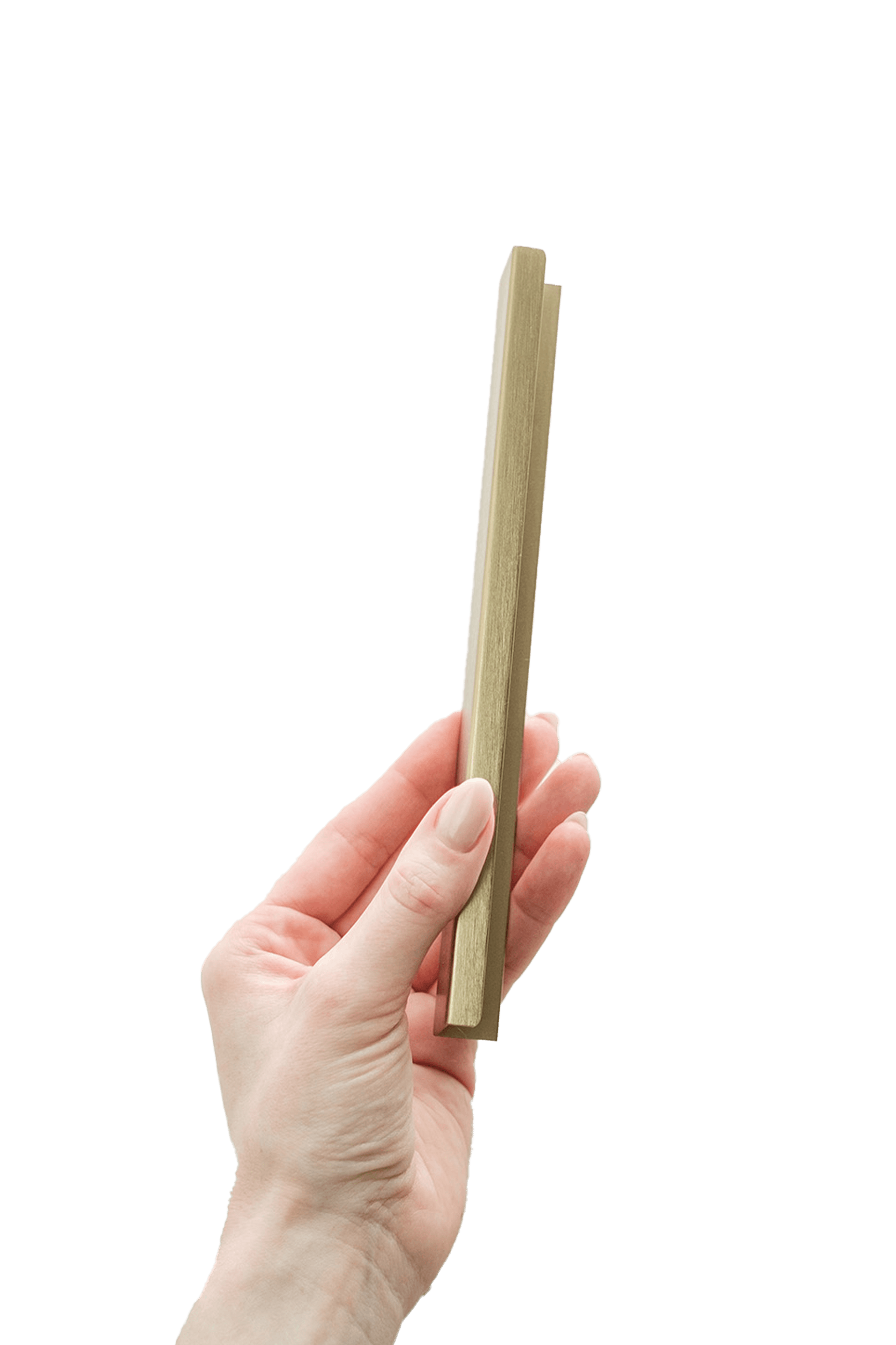 Pure handgreep in messing die wordt vastgehouden door een hand. Geborsteld goud, lengte van 20 cm. Van uit de boetiek van Maatkasten Online