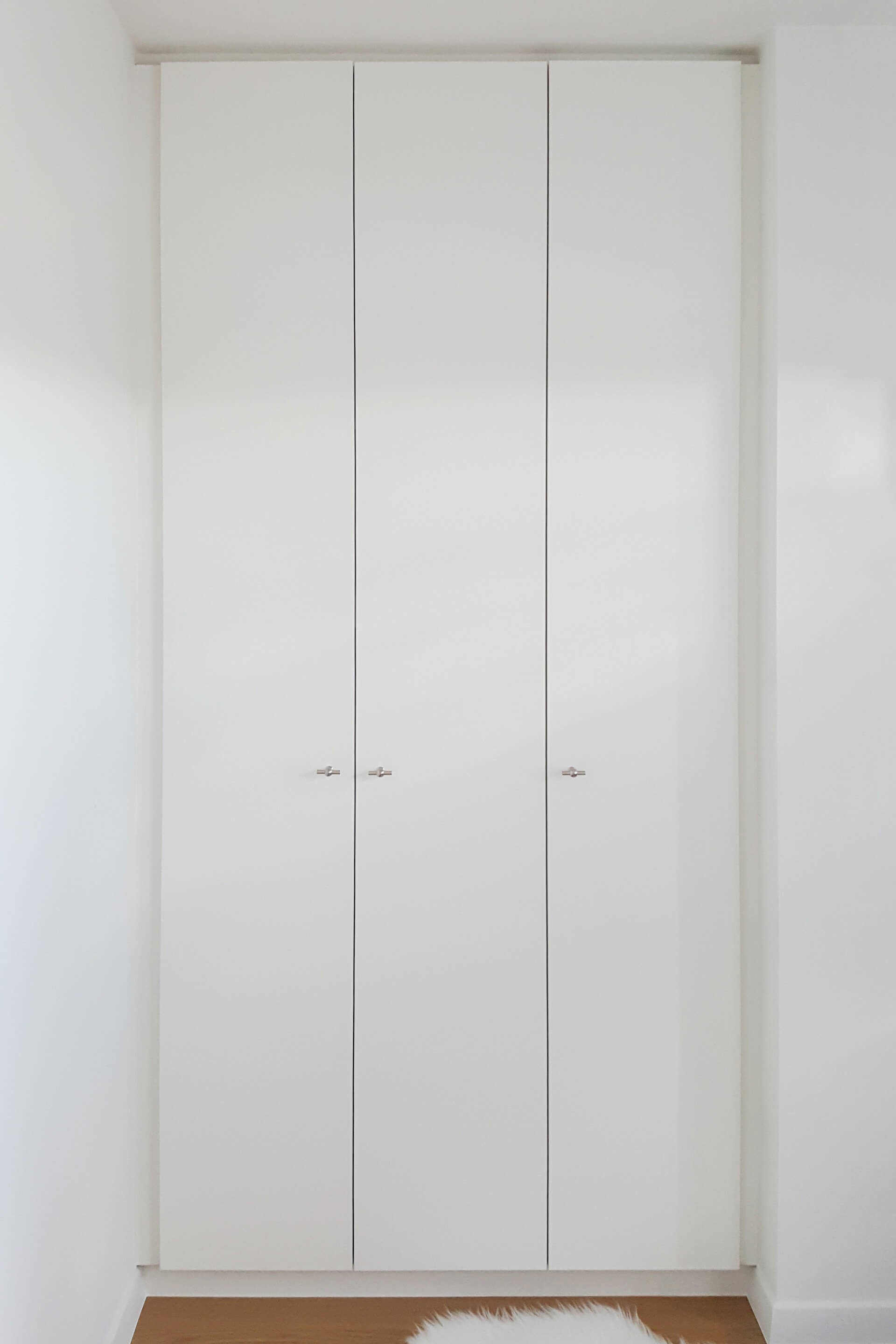 Armoire de rangement sur mesure, finition Front White, poignées métalliques T-Classic
