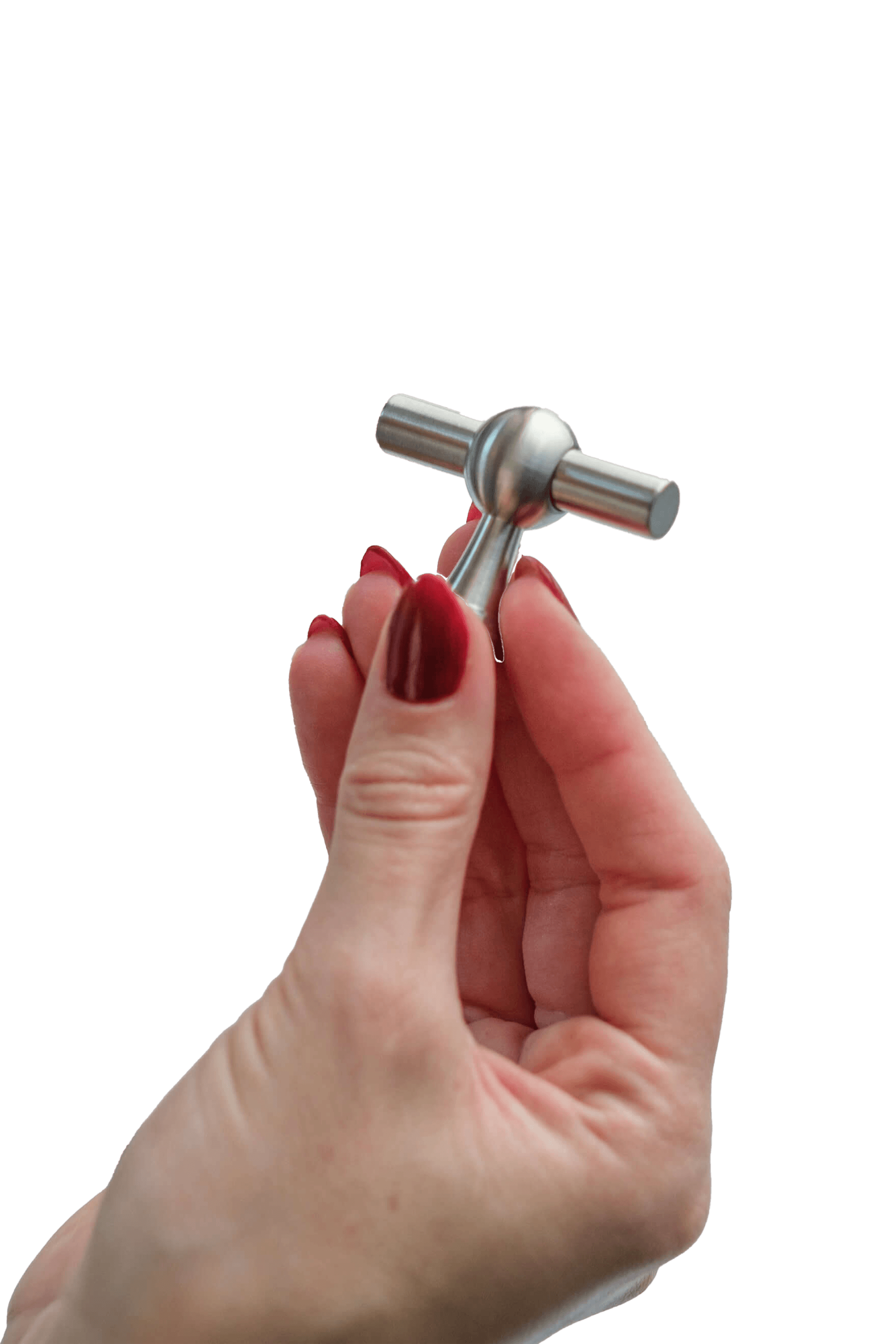 Poignée métallique classique en T tenue par une personne avec du vernis à ongles rouge.