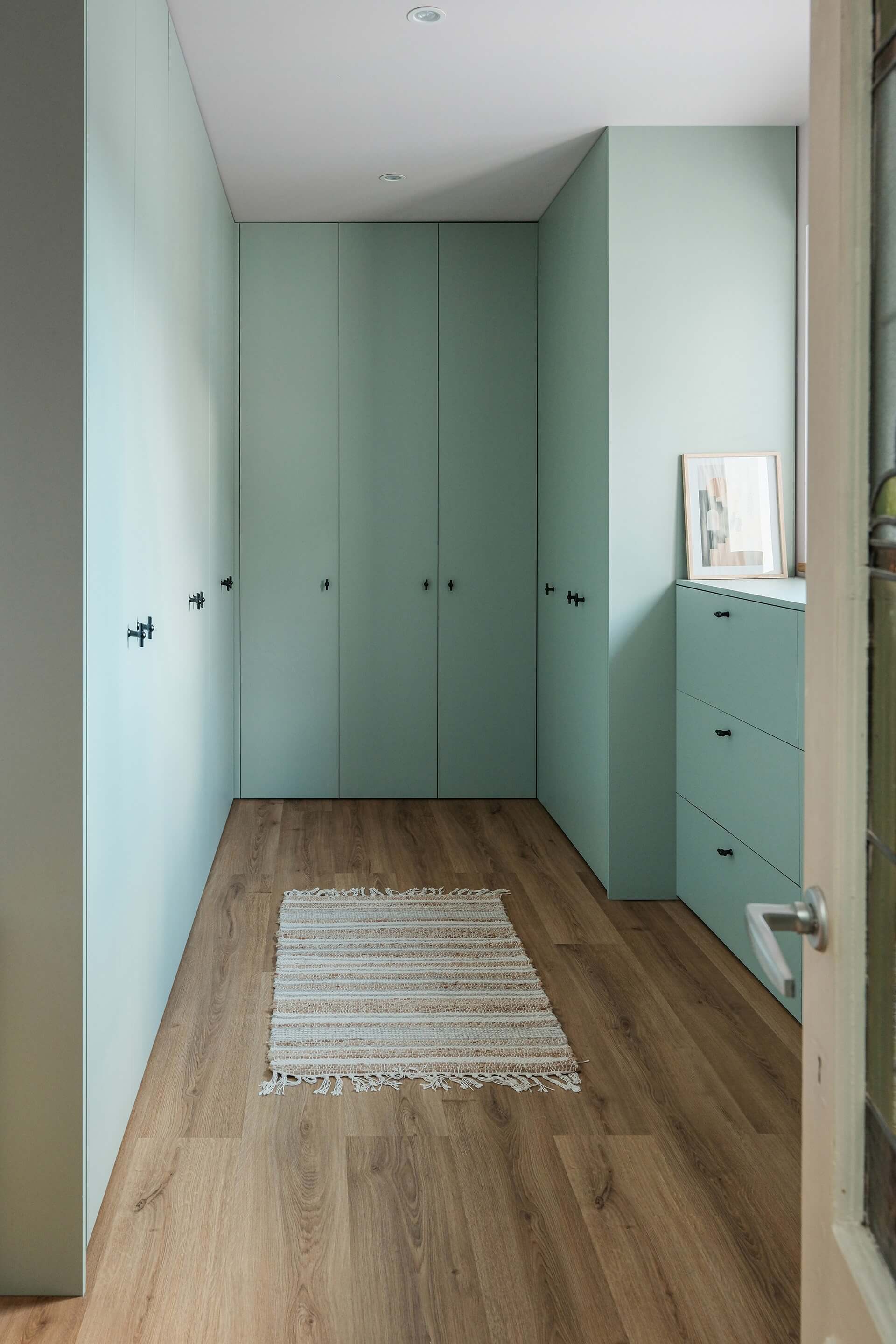 Op maat gemaakte U-vormige kast in Industrial Green met T-Classic handgrepen in zwart.