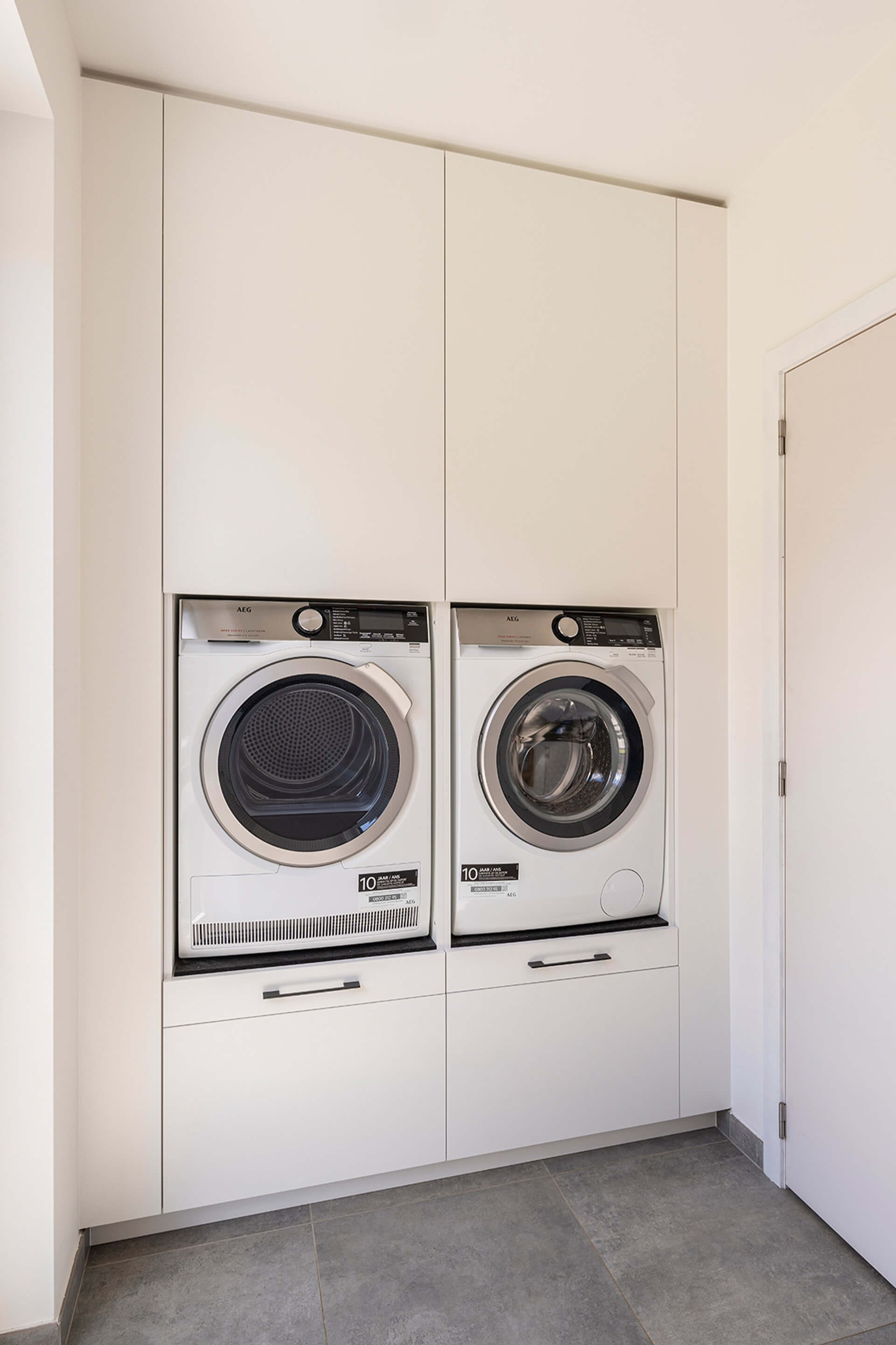Op maat gemaakte waskast in Front White met Twin handgrepen in zwart.