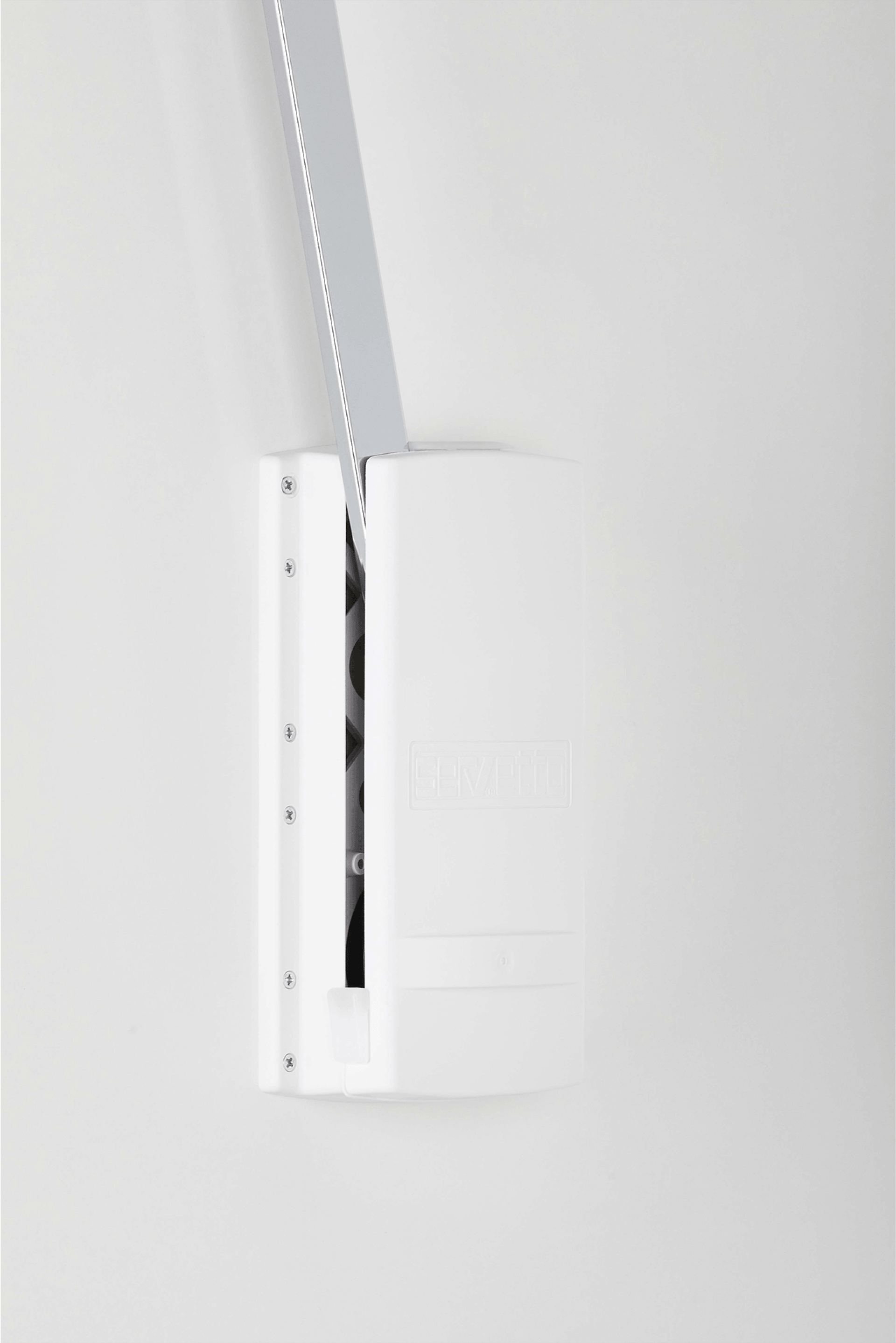 Detail shot van een wit-chrome kledijlift voor in je kasten op maat. Beschikbaar in de boetiek van Maatkasten Online.