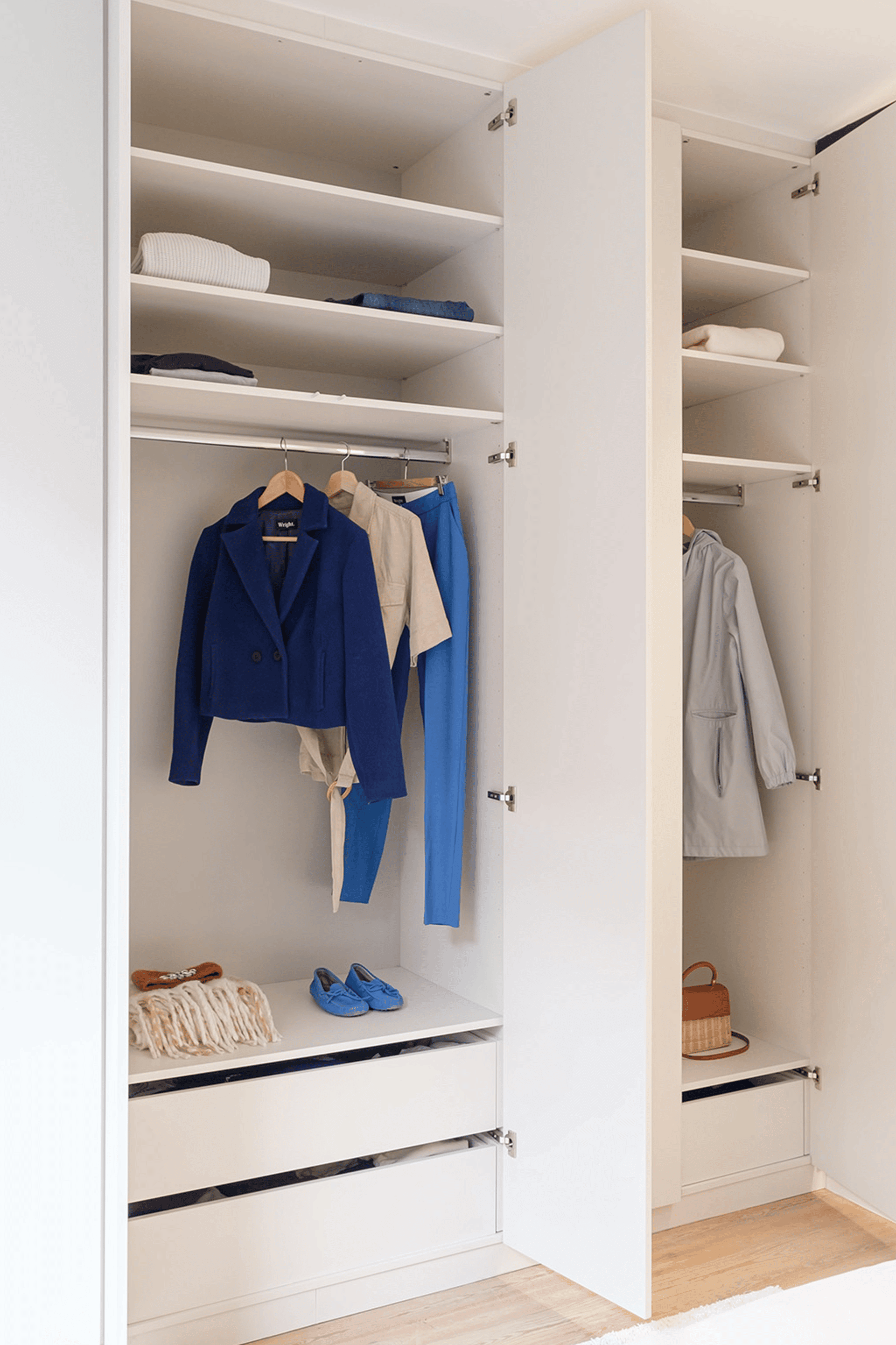 Image d'ambiance d'un portant à vêtements métallique de Maatkasten Online. Disponible dans la boutique en ligne Maatkasten Online.
